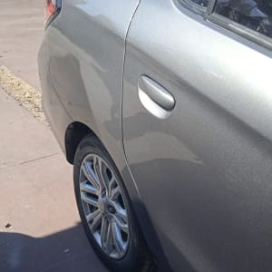 רכב אפור עם פגוש אחורי ותיקון קל