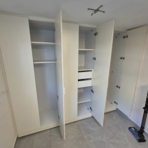 ארון פתוח עם מדפים ודלתות פתוחות