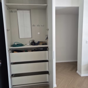ארון פתוח עם מגירות וכלים בפנים