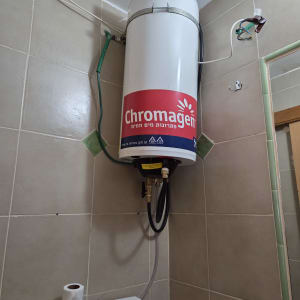 דוד שמש מותקן על קיר בחדר אמבטיה