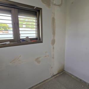 קיר עם תיקוני טיח ליד חלון