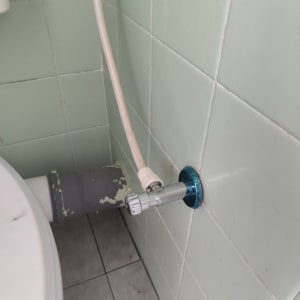 ברז מים מחובר לקיר עם צינור