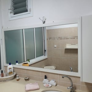 חדר אמבטיה עם כיור, מראה וברז