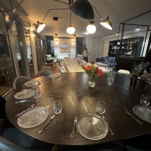 שולחן ערוך עם צלחות וסכו"ם לאירוע