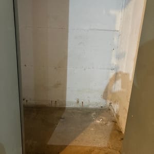 שטח ריק עם קירות בטון, ללא פריטים נראים לעין