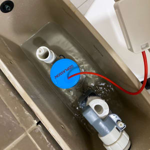 מיכל שירותים עם מנגנון פלסטיק וצינור אדום