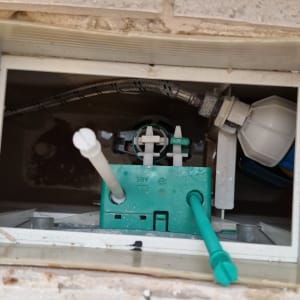 תמונה של מערכת צנרת בתוך קיר