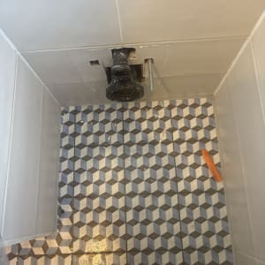 תמונה של עבודת אינסטלציה עם צינור וכלים