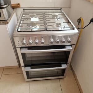 כיריים ותנור גז עם כפתורים ומבערים