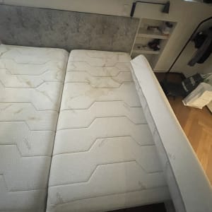 מזרן עם כתמים על מיטה בחדר שינה