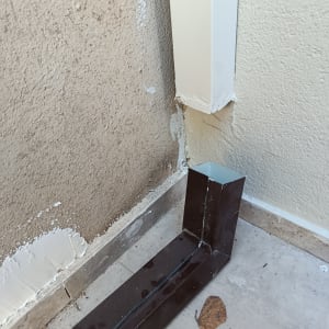 חיבור מתכת על רצפה ליד קיר