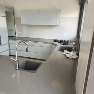 כיור וברז במטבח עם משטח נקי