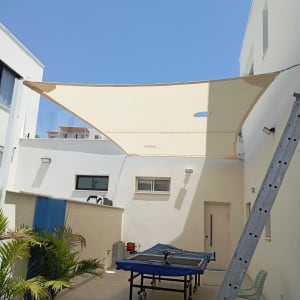 סוכך בד מתוח בין קירות חצר פנימית