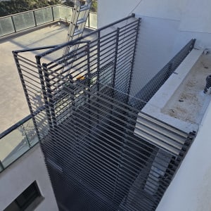 רשת הגנה מותקנת על מרפסת גבוהה