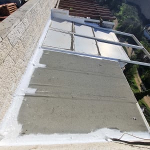 גג אטום עם שכבת איטום לבנה מסביב