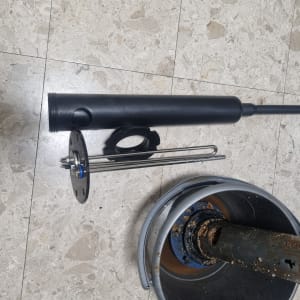 חלקי דוד שמש על רצפה, כולל גוף חימום וצינור