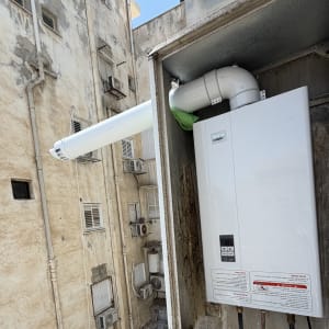 דוד שמש מותקן על קיר חיצוני של בניין