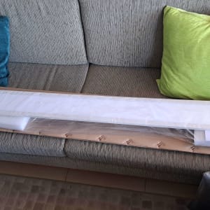 גוף תאורה ארוז על ספה עם כריות צבעוניות