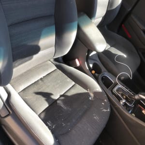 מושבי רכב מלוכלכים לפני ניקוי