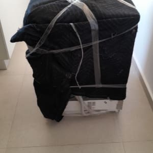 מכשיר עטוף בשמיכה שחורה עם סרטי הדבקה