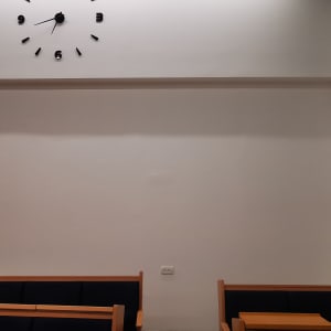 שעון קיר גדול על קיר לבן