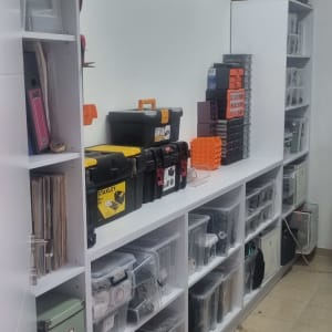 מדפים עם כלי עבודה וארגזים מסודרים בחדר אחסון