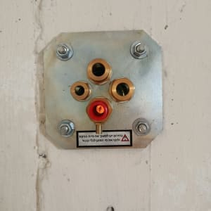 חיבורי צנרת למזגן על קיר בטון