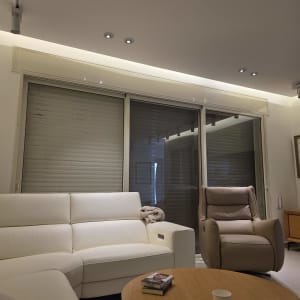 סלון עם ספות ותריסים סגורים