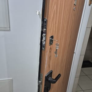 דלת עץ פתוחה עם מנעול ומפתח