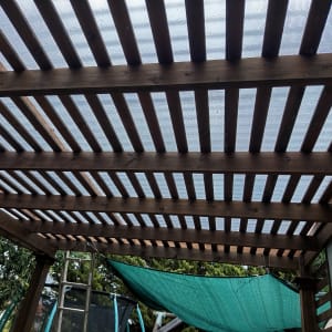 פרגולה מעץ עם כיסוי פלסטיק שקוף