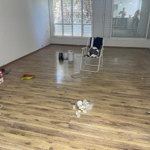 חדר עם רצפת עץ, דלי, מגב, נייר טואלט, לכלוך על הרצפה