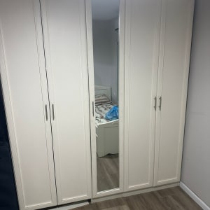 ארון עם דלת זכוכית במרכז