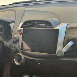 לוח מחוונים עם מסך מגע ומחזיק טלפון ברכב