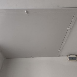 פתח תקרה עם לוח מתכת וברגים