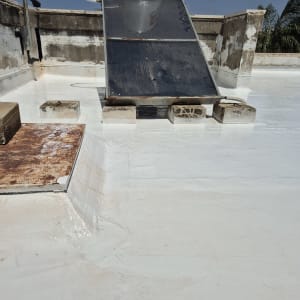 גג אטום בחומר לבן עם קולטי שמש