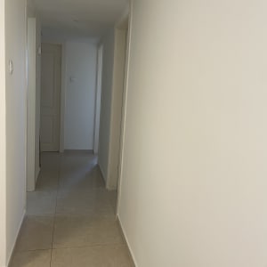 מסדרון עם קירות לבנים ודלתות