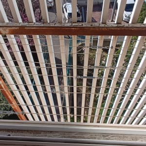 מעקה מתכת עם כבלים במרפסת