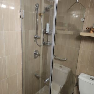 דלת זכוכית למקלחת עם ידית מתכת