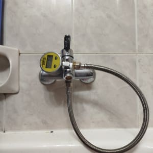 מד לחץ מים מחובר לצינור במקלחת