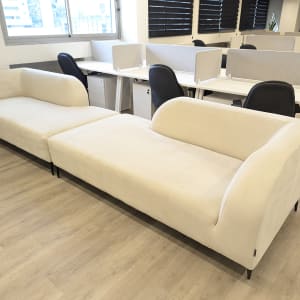 ספות בהירות במשרד עם רצפת עץ