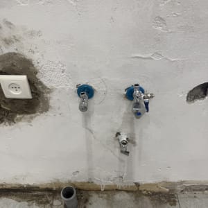 התקנת נקודות מים חדשות ושקע חשמל כהכנה למדיח כלים