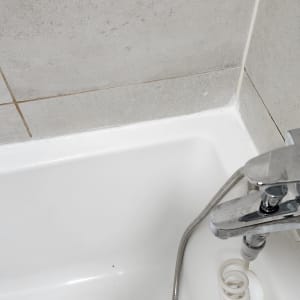 התקנת ברז סוללה למקלחת מעל אגנית מחופה אריחים