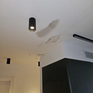 תיקוני צבע בתקרה עם תאורה