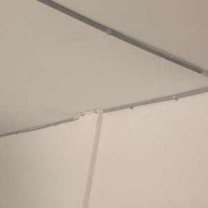 צינורות חשמל מותקנים על תקרה וקיר