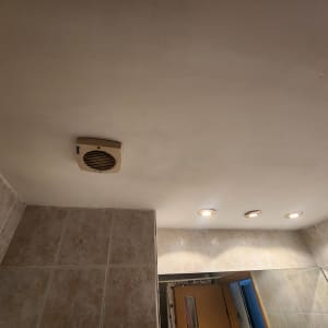 תקרה צבועה עם מאוורר ותאורה שקועה