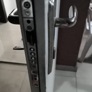 מנעול דלת מתכת עם ידית כסופה