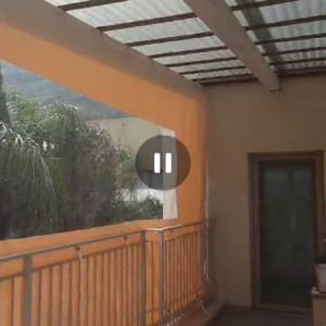 סוכך שקוף עם קורות עץ מעל מרפסת