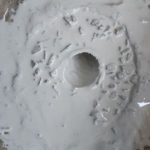 חומר איטום לבן סביב חור בצינור