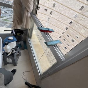 ניקוי חלון עם מגבים ודלי