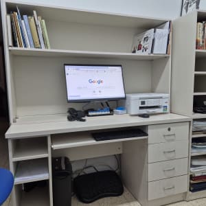 שולחן עבודה עם מחשב ומדפסת